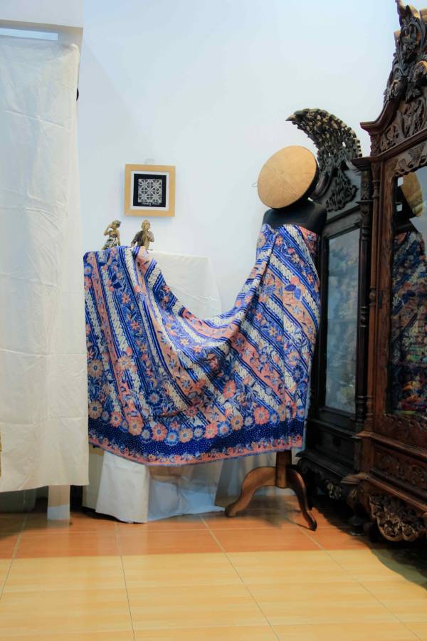 Kain batik tulis motif lereng bunga teratai